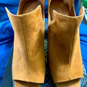 Metaphor size 10. 4 inch block heel peep toe shoe. Camel brown.